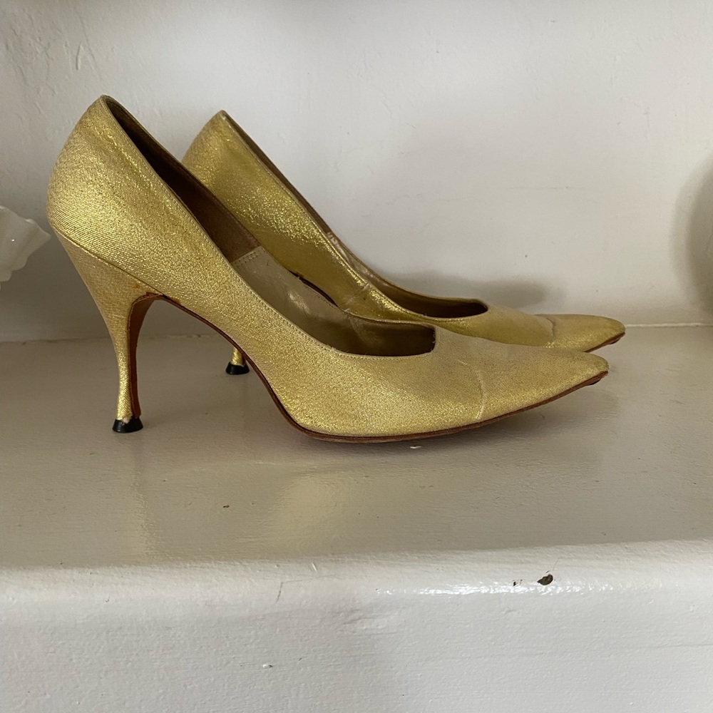 1960’s gold lame’ pointed toe stilettos